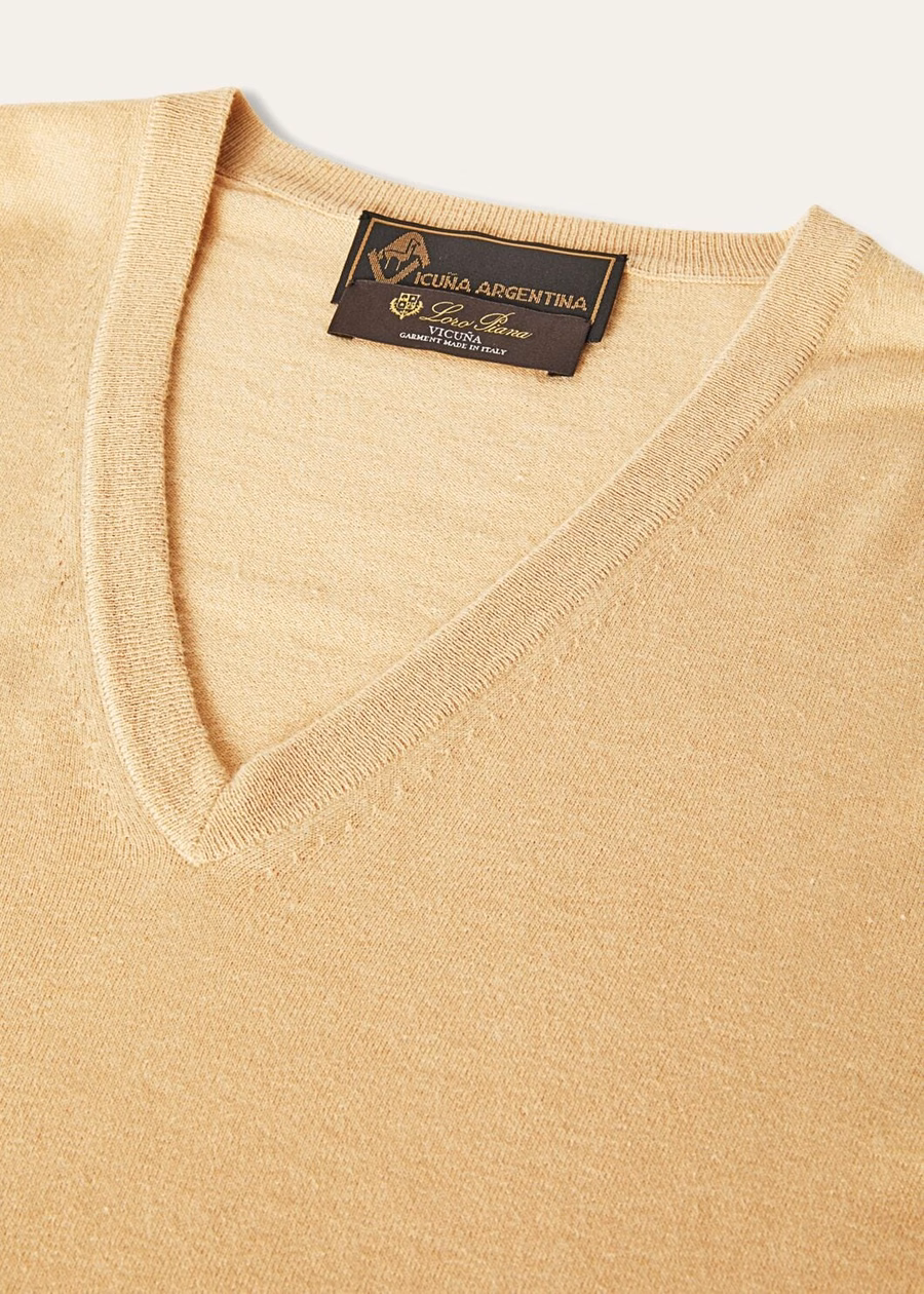 Vicuña with V-neck Natural lightweight Vicuña